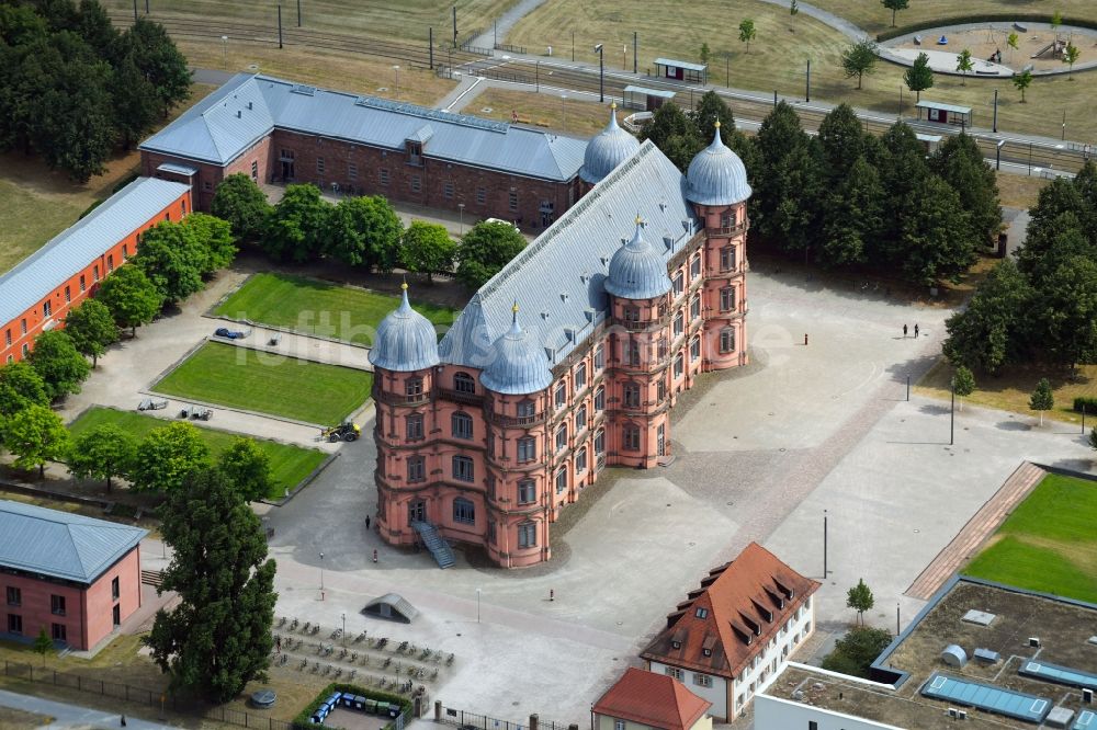 Luftaufnahme Karlsruhe - Gebäudekomplex im Schloßpark von Schloß Gottesaue in Karlsruhe im Bundesland Baden-Württemberg, Deutschland