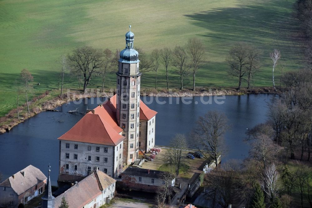 Bad Schmiedeberg von oben - Gebäudekomplex im Schloßpark von Schloß am Heideteichbach in Bad Schmiedeberg im Bundesland Sachsen-Anhalt