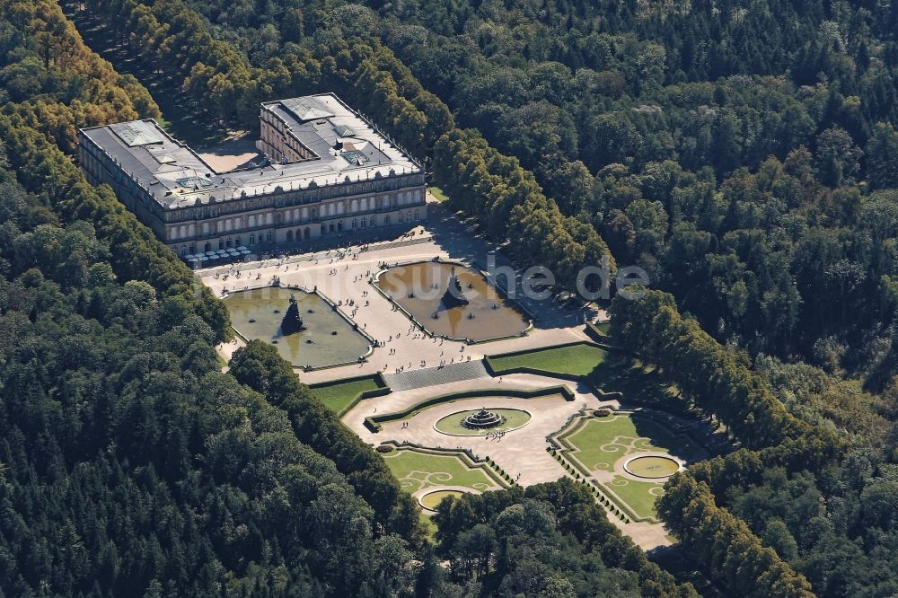 Chiemsee aus der Vogelperspektive: Gebäudekomplex im Schlosspark von Schloss Herrenchiemsee auf der Herreninsel im Chiemsee im Bundesland Bayern