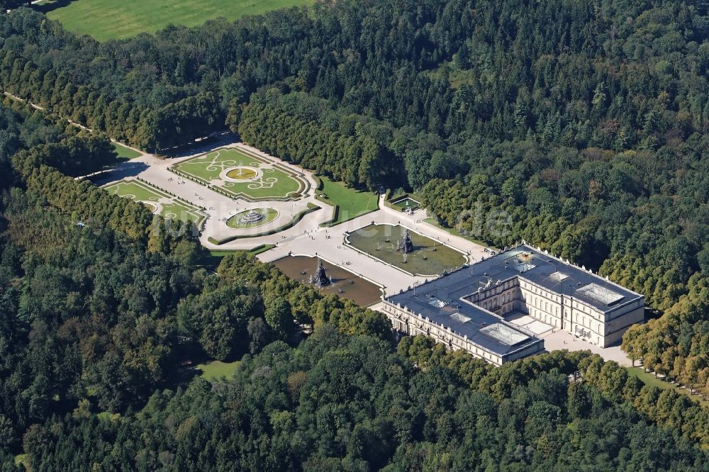 Chiemsee von oben - Gebäudekomplex im Schlosspark von Schloss Herrenchiemsee auf der Herreninsel im Chiemsee im Bundesland Bayern