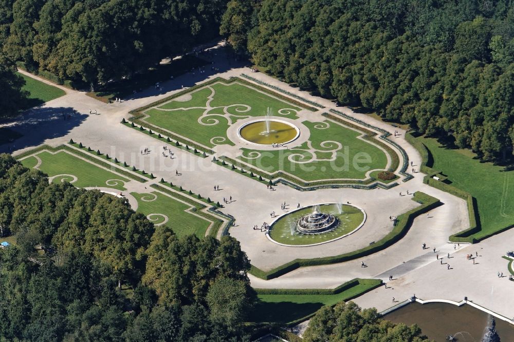 Chiemsee aus der Vogelperspektive: Gebäudekomplex im Schlosspark von Schloss Herrenchiemsee auf der Herreninsel im Chiemsee im Bundesland Bayern