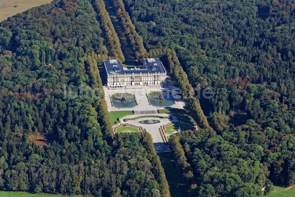 Chiemsee von oben - Gebäudekomplex im Schlosspark von Schloss Herrenchiemsee auf der Herreninsel im Chiemsee im Bundesland Bayern