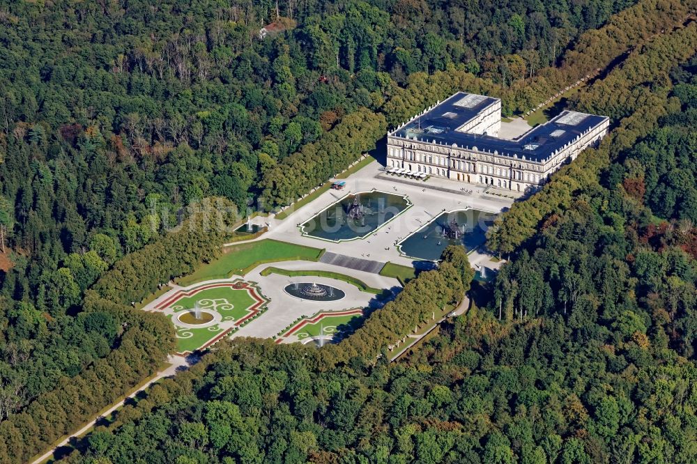 Luftbild Chiemsee - Gebäudekomplex im Schlosspark von Schloss Herrenchiemsee auf der Herreninsel im Chiemsee im Bundesland Bayern