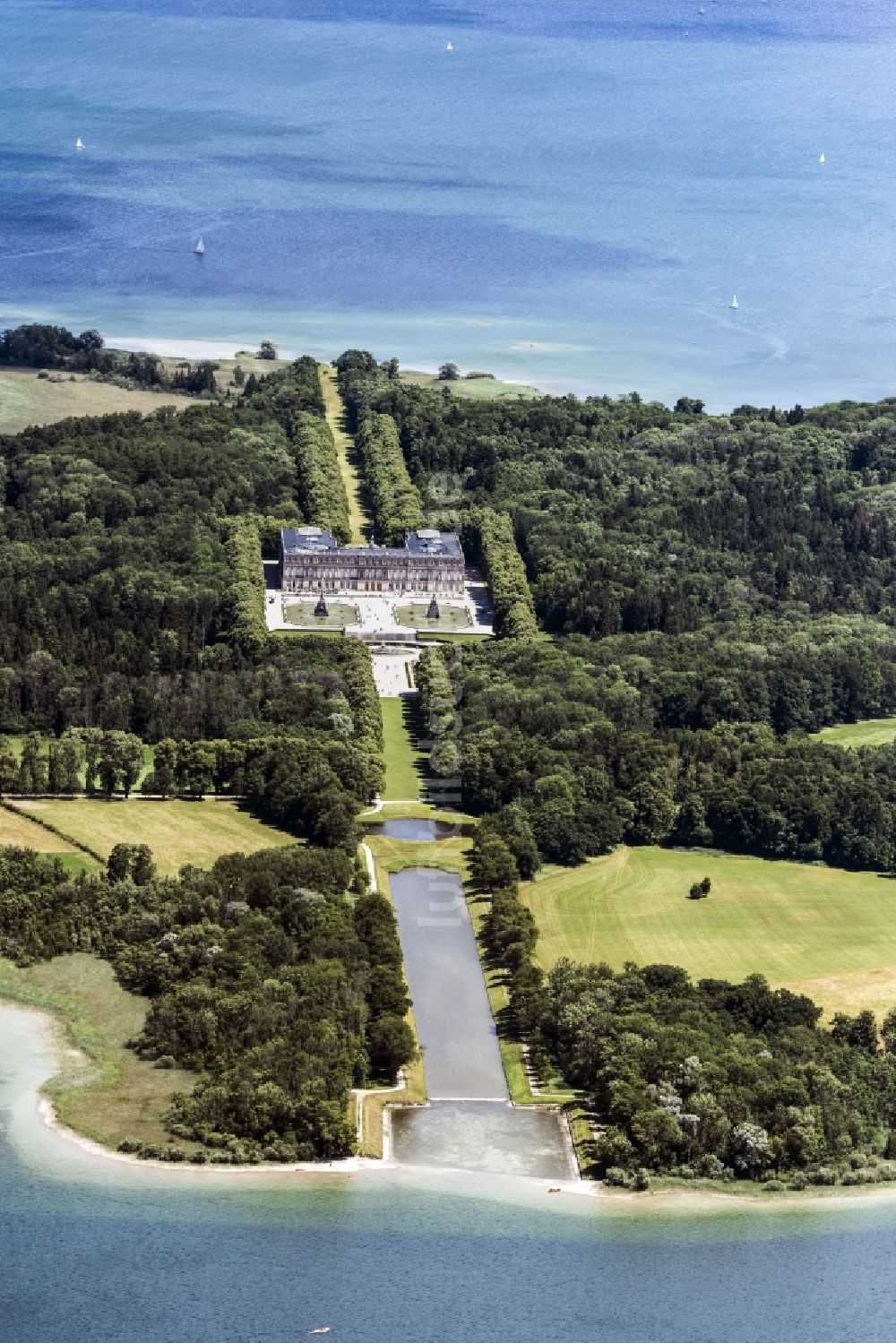 Luftbild Chiemsee - Gebäudekomplex im Schlosspark von Schloss Herrenchiemsee auf der Herreninsel im Chiemsee im Bundesland Bayern