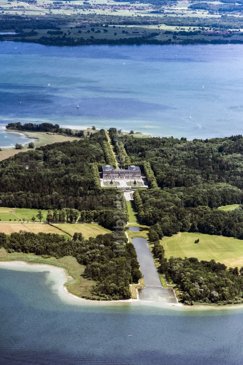 Chiemsee von oben - Gebäudekomplex im Schlosspark von Schloss Herrenchiemsee auf der Herreninsel im Chiemsee im Bundesland Bayern