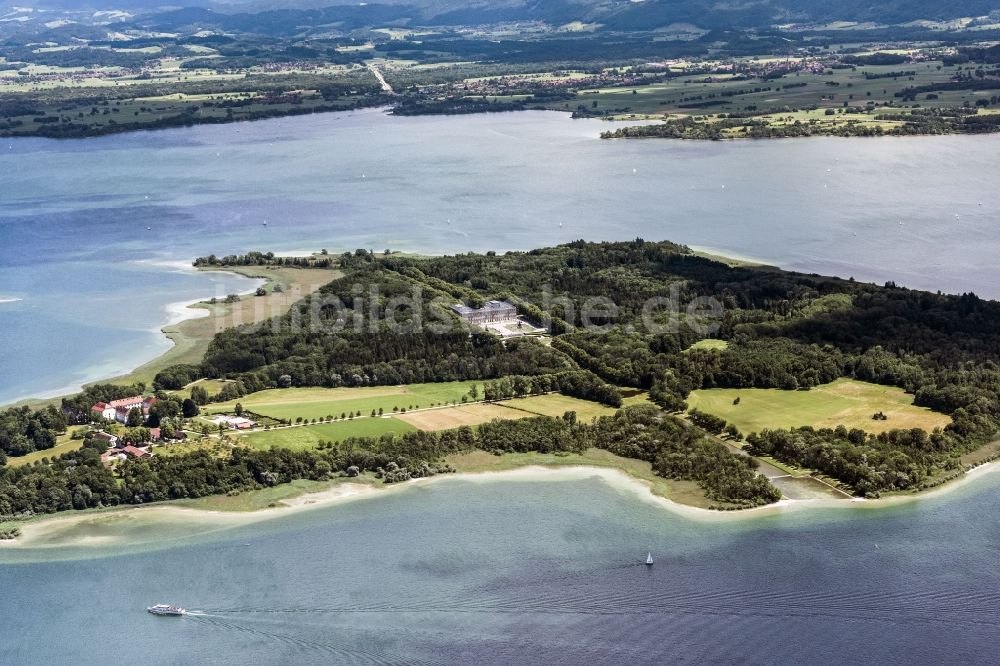 Chiemsee von oben - Gebäudekomplex im Schlosspark von Schloss Herrenchiemsee auf der Herreninsel im Chiemsee im Bundesland Bayern