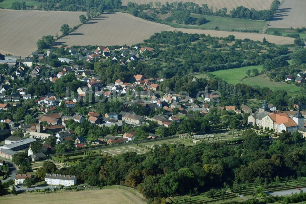 Hundisburg von oben - Gebäudekomplex im Schlosspark von Schloss Hundisburg in Hundisburg im Bundesland Sachsen-Anhalt