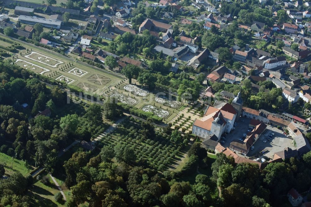 Hundisburg von oben - Gebäudekomplex im Schlosspark von Schloss Hundisburg in Hundisburg im Bundesland Sachsen-Anhalt