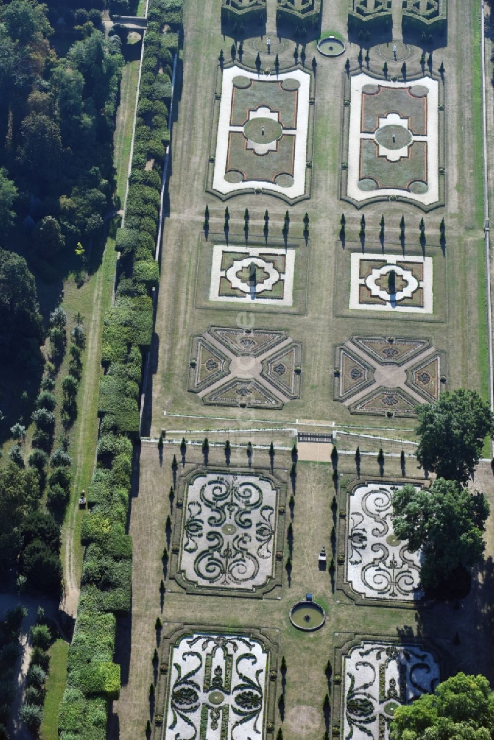 Luftaufnahme Hundisburg - Gebäudekomplex im Schlosspark von Schloss Hundisburg in Hundisburg im Bundesland Sachsen-Anhalt