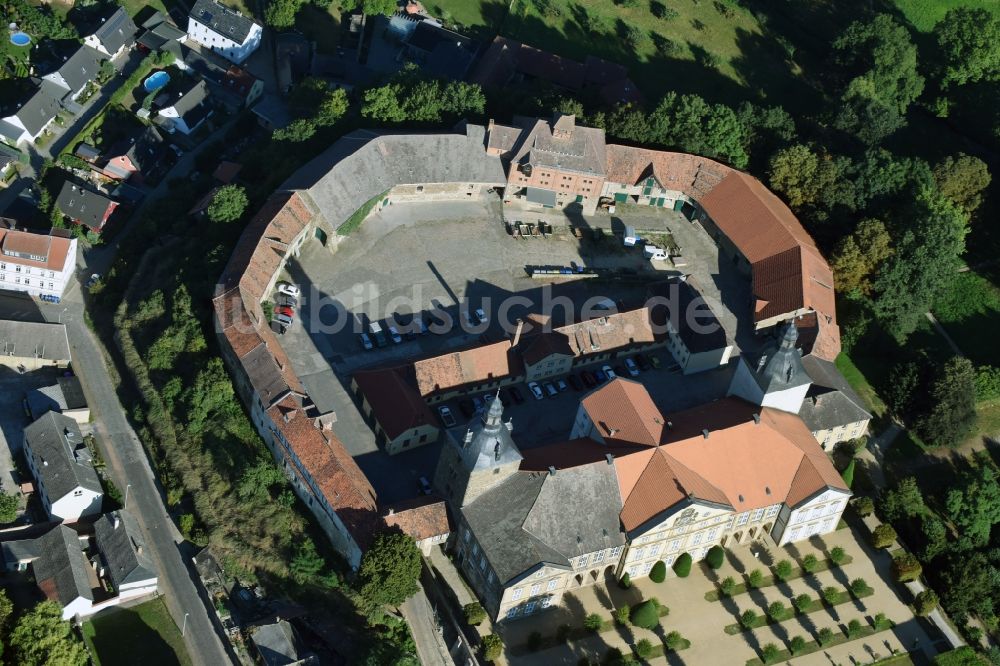 Hundisburg aus der Vogelperspektive: Gebäudekomplex im Schlosspark von Schloss Hundisburg in Hundisburg im Bundesland Sachsen-Anhalt