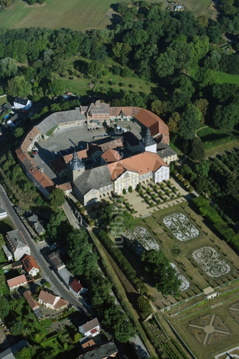 Luftbild Hundisburg - Gebäudekomplex im Schlosspark von Schloss Hundisburg in Hundisburg im Bundesland Sachsen-Anhalt