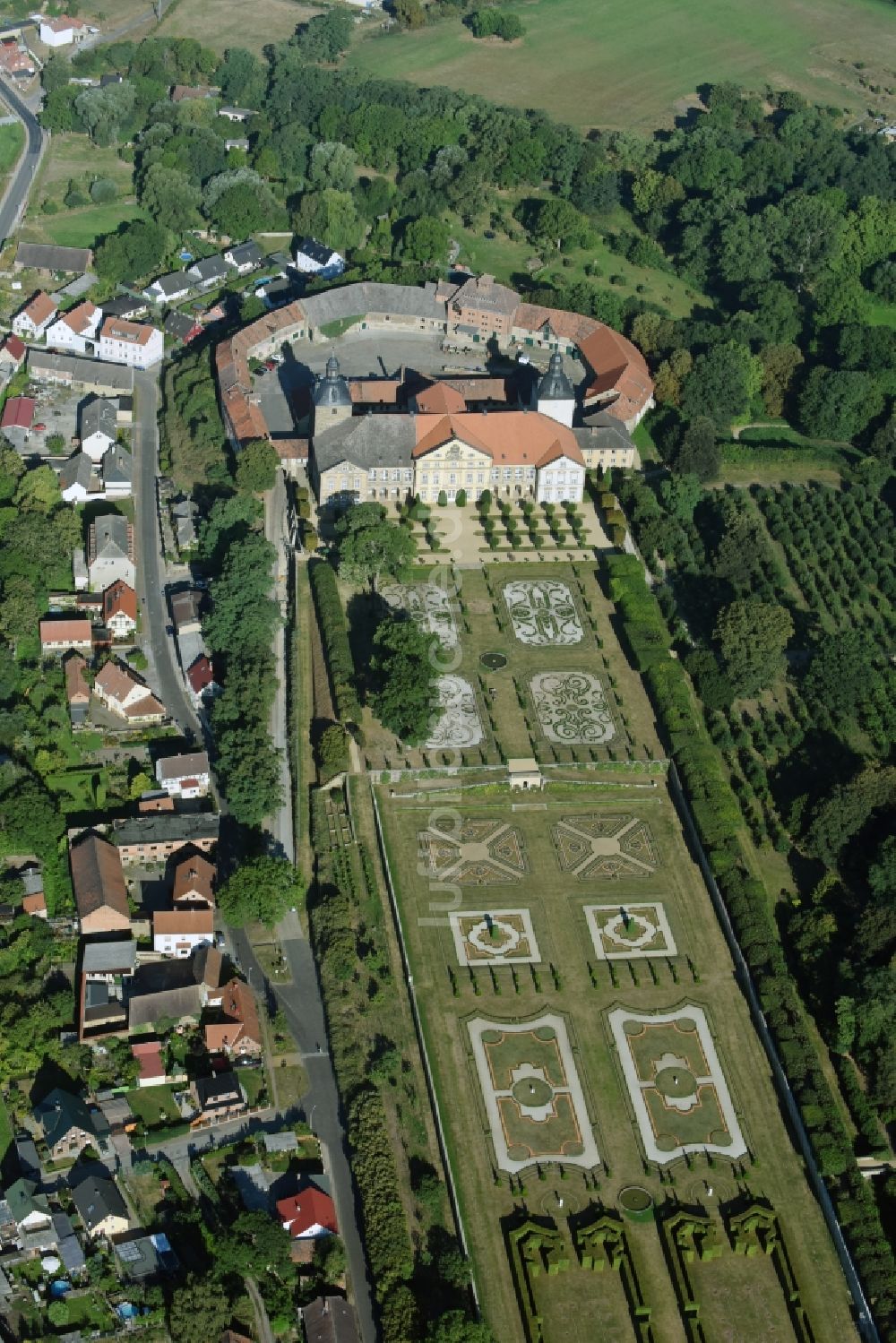 Luftaufnahme Hundisburg - Gebäudekomplex im Schlosspark von Schloss Hundisburg in Hundisburg im Bundesland Sachsen-Anhalt