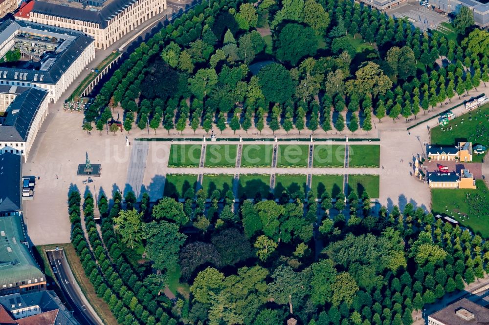 Luftbild Karlsruhe - Gebäudekomplex im Schloßpark von Schloß Karlsruhe in Karlsruhe im Bundesland Baden-Württemberg, Deutschland