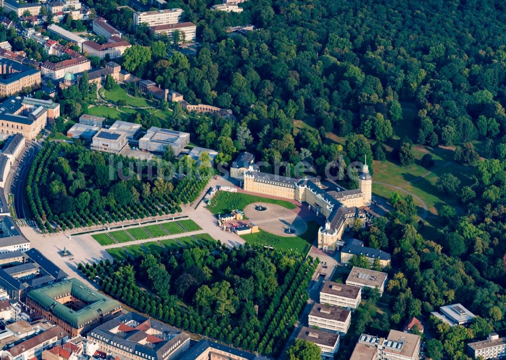 Luftaufnahme Karlsruhe - Gebäudekomplex im Schloßpark von Schloß Karlsruhe in Karlsruhe im Bundesland Baden-Württemberg, Deutschland