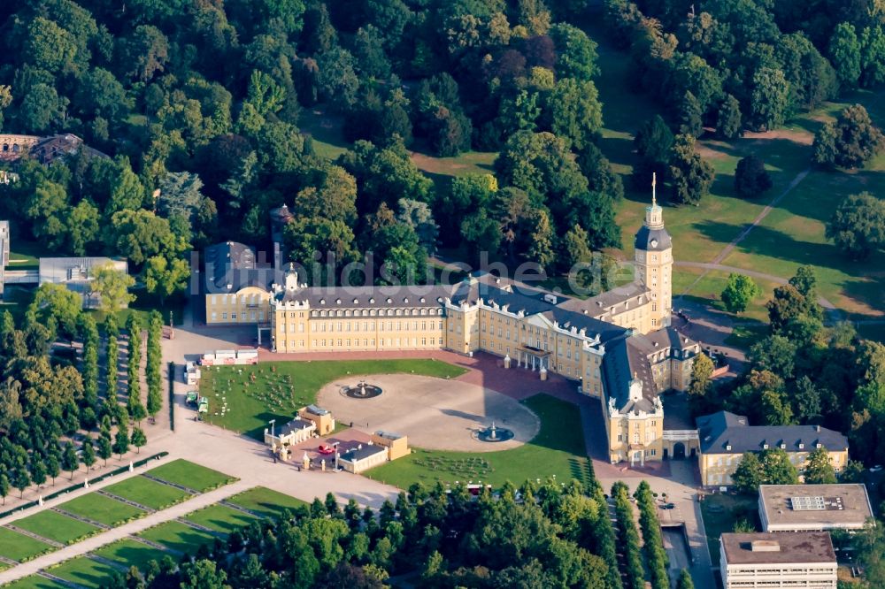 Karlsruhe von oben - Gebäudekomplex im Schloßpark von Schloß Karlsruhe in Karlsruhe im Bundesland Baden-Württemberg, Deutschland