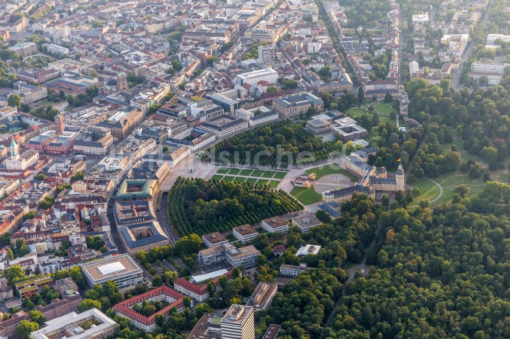 Luftaufnahme Karlsruhe - Gebäudekomplex im Schloßpark von Schloß Karlsruhe in Karlsruhe im Bundesland Baden-Württemberg, Deutschland