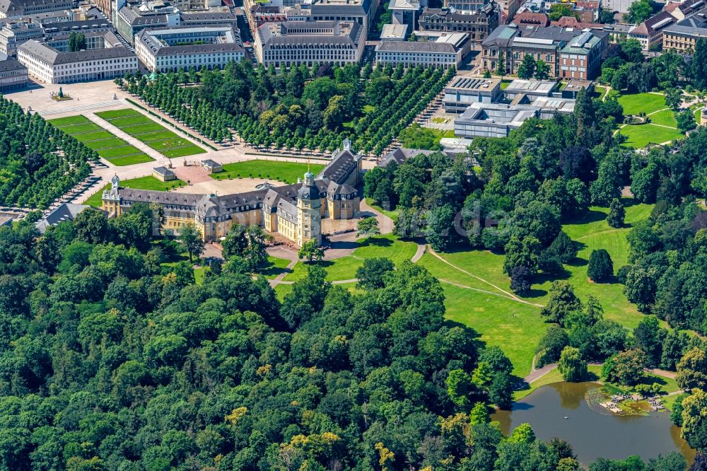 Luftaufnahme Karlsruhe - Gebäudekomplex im Schloßpark von Schloß Karlsruhe in Karlsruhe im Bundesland Baden-Württemberg, Deutschland