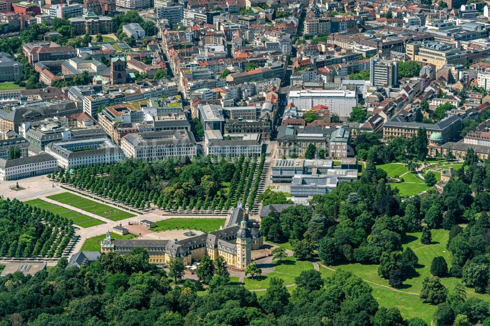 Luftbild Karlsruhe - Gebäudekomplex im Schloßpark von Schloß Karlsruhe in Karlsruhe im Bundesland Baden-Württemberg, Deutschland