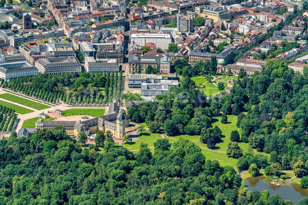 Luftaufnahme Karlsruhe - Gebäudekomplex im Schloßpark von Schloß Karlsruhe in Karlsruhe im Bundesland Baden-Württemberg, Deutschland