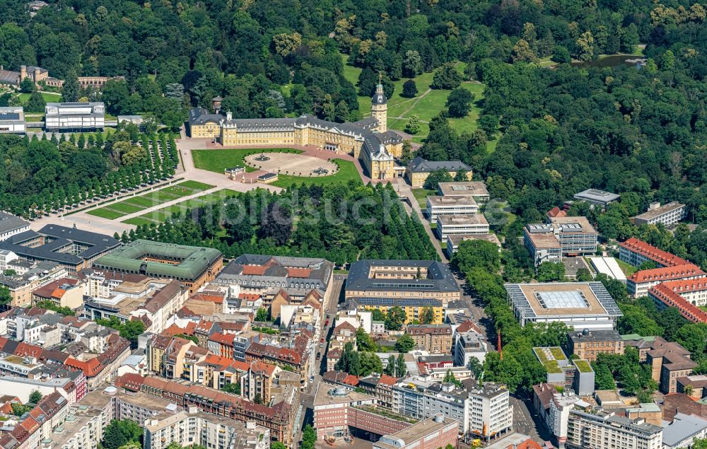 Karlsruhe aus der Vogelperspektive: Gebäudekomplex im Schloßpark von Schloß Karlsruhe in Karlsruhe im Bundesland Baden-Württemberg, Deutschland