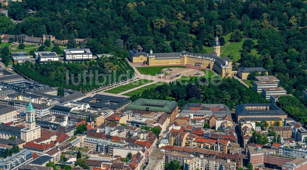 Karlsruhe aus der Vogelperspektive: Gebäudekomplex im Schloßpark von Schloß Karlsruhe in Karlsruhe im Bundesland Baden-Württemberg, Deutschland