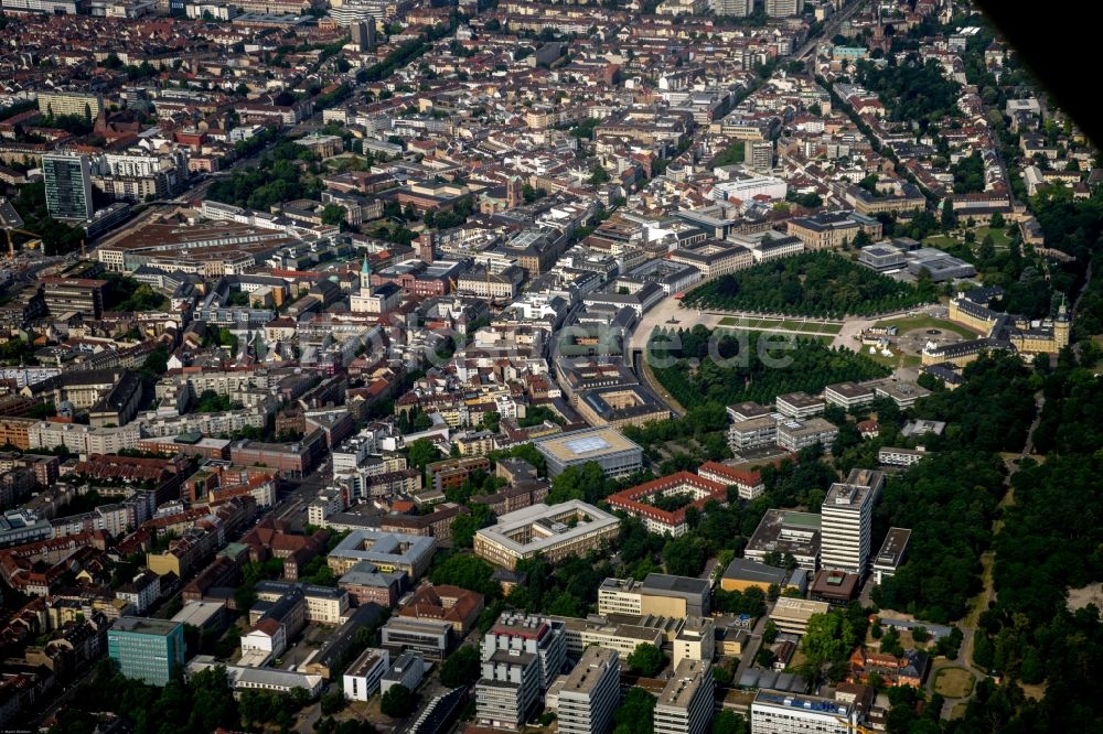 Karlsruhe aus der Vogelperspektive: Gebäudekomplex im Schloßpark von Schloß Karlsruhe im Schloßbezirk in Karlsruhe im Bundesland Baden-Württemberg