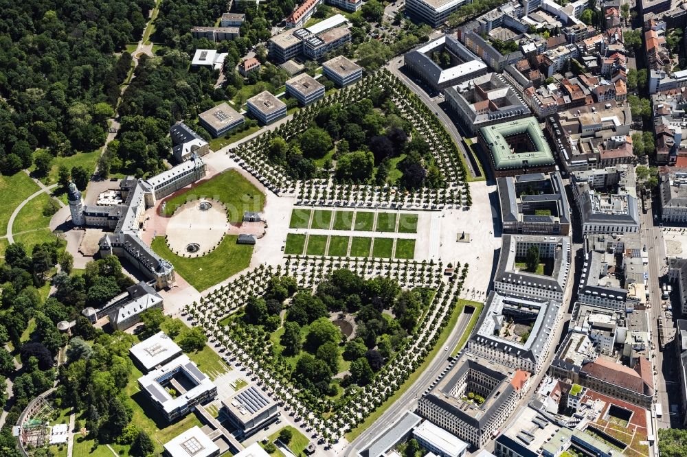 Luftaufnahme Karlsruhe - Gebäudekomplex im Schloßpark von Schloß Karlsruhe am Zirkel in Karlsruhe im Bundesland Baden-Württemberg, Deutschland