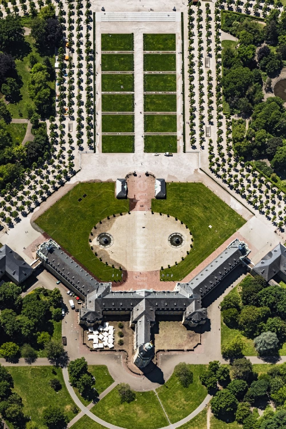 Karlsruhe von oben - Gebäudekomplex im Schloßpark von Schloß Karlsruhe am Zirkel in Karlsruhe im Bundesland Baden-Württemberg, Deutschland