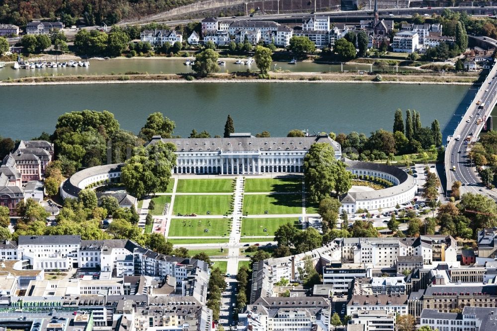 Luftaufnahme Koblenz - Gebäudekomplex im Schloßpark von Schloß Koblenz in Koblenz im Bundesland Rheinland-Pfalz, Deutschland