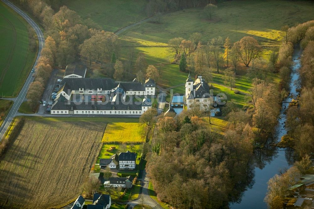 Meschede von oben - Gebäudekomplex im Schloßpark von Schloß Laer in Meschede im Bundesland Nordrhein-Westfalen, Deutschland