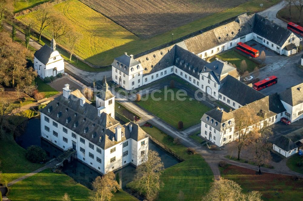 Meschede aus der Vogelperspektive: Gebäudekomplex im Schloßpark von Schloß Laer in Meschede im Bundesland Nordrhein-Westfalen, Deutschland