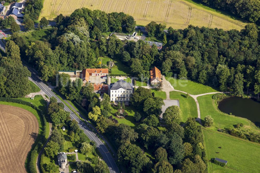 Rheurdt von oben - Gebäudekomplex im Schloßpark von Schloß Leyenburg der Culture & Castles GmbH in Rheurdt im Bundesland Nordrhein-Westfalen