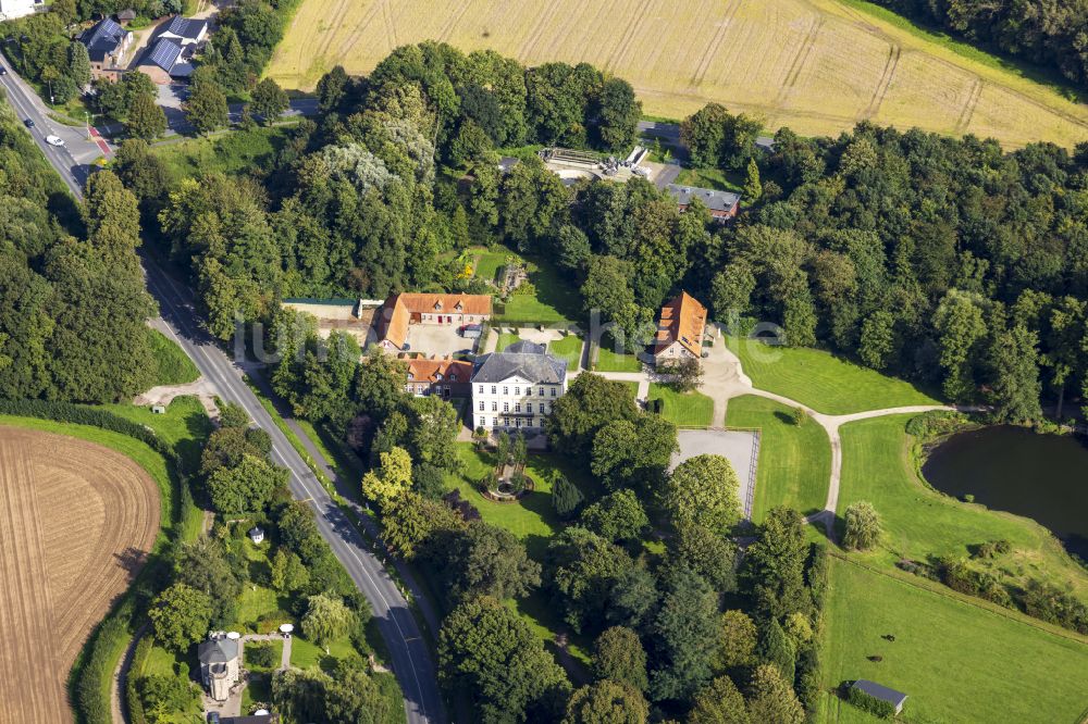 Rheurdt aus der Vogelperspektive: Gebäudekomplex im Schloßpark von Schloß Leyenburg der Culture & Castles GmbH in Rheurdt im Bundesland Nordrhein-Westfalen