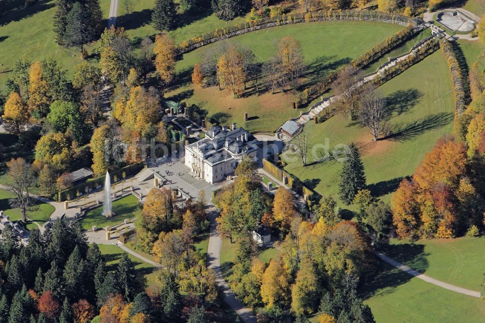 Ettal aus der Vogelperspektive: Gebäudekomplex im Schloßpark von Schloß Linderhof in Ettal im Bundesland Bayern