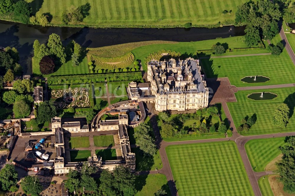 Longleat von oben - Gebäudekomplex im Schloßpark von Schloß Longleat House Warminster in Longleat in Vereinigtes Königreich