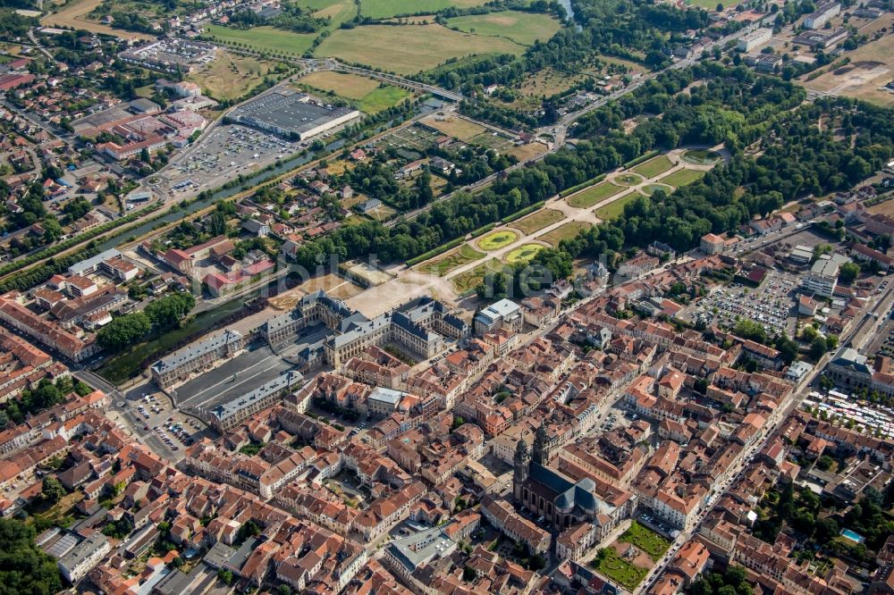 Luftbild Lunéville - Gebäudekomplex im Schloßpark von Schloß Lunéville in Lunéville in Grand Est, Frankreich