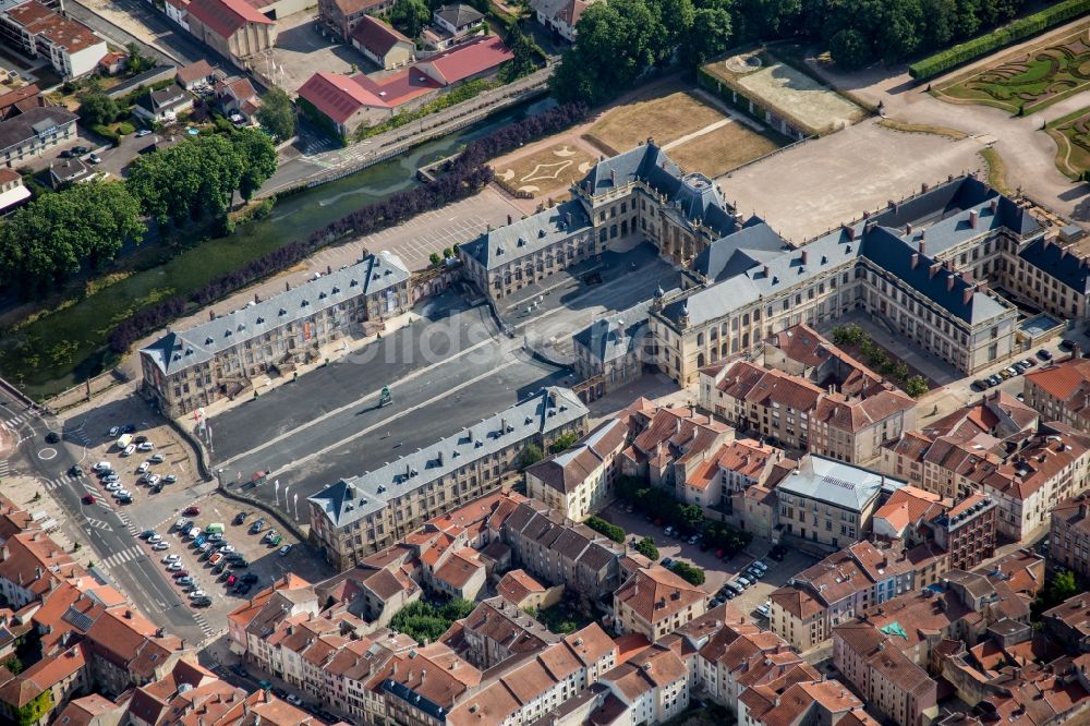 Luftaufnahme Lunéville - Gebäudekomplex im Schloßpark von Schloß Lunéville in Lunéville in Grand Est, Frankreich