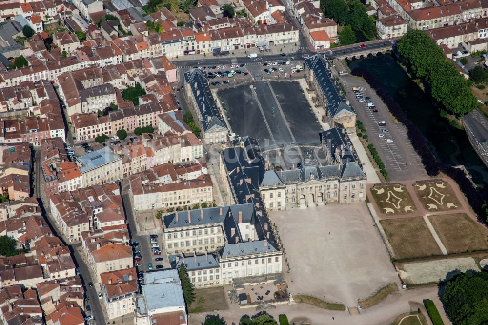 Lunéville von oben - Gebäudekomplex im Schloßpark von Schloß Lunéville in Lunéville in Grand Est, Frankreich