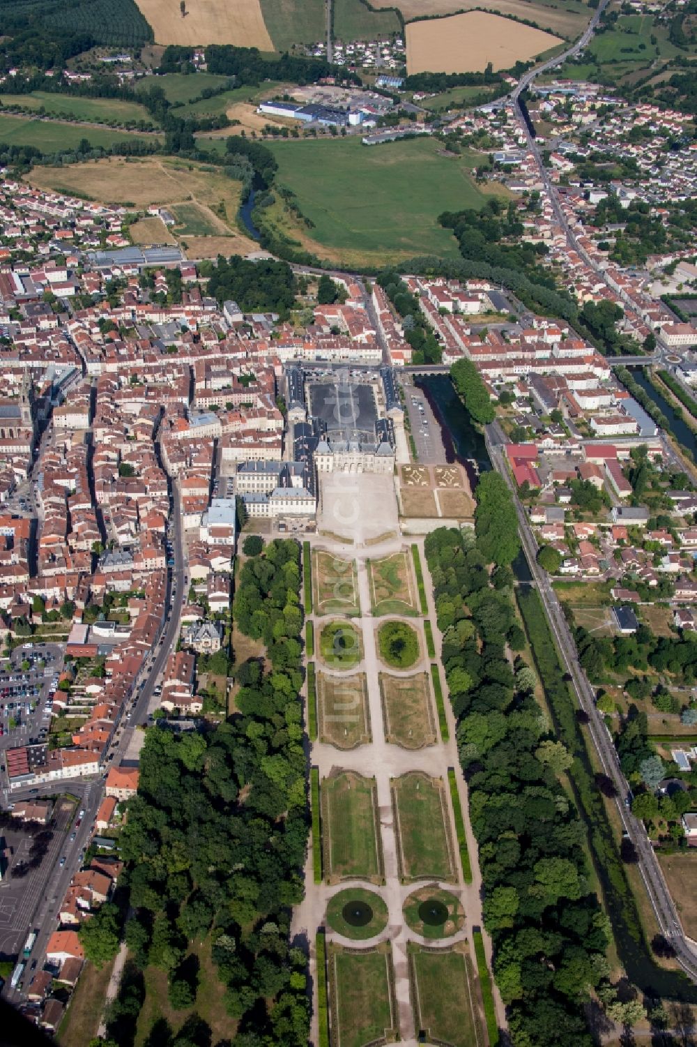 Lunéville aus der Vogelperspektive: Gebäudekomplex im Schloßpark von Schloß Lunéville in Lunéville in Grand Est, Frankreich