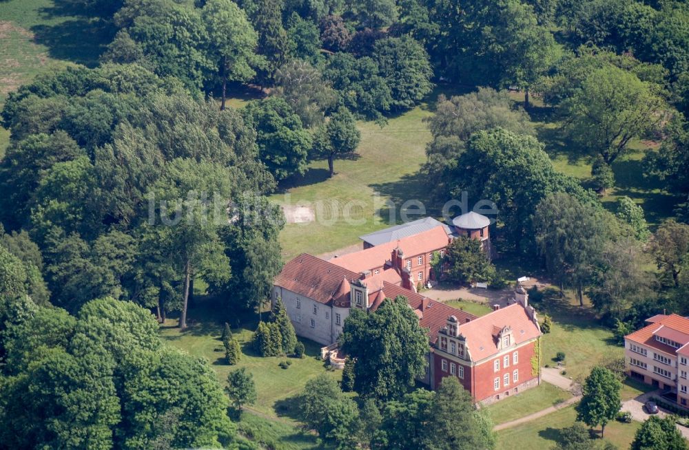 Meyenburg aus der Vogelperspektive: Gebäudekomplex im Schloßpark von Schloß Meyenburg in Meyenburg im Bundesland Brandenburg, Deutschland