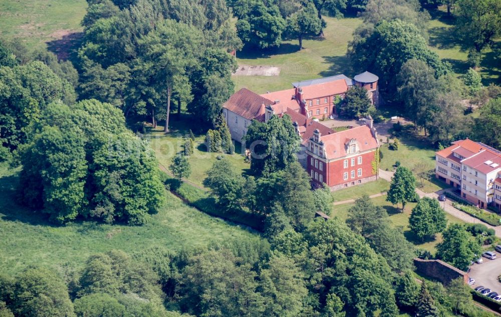 Luftaufnahme Meyenburg - Gebäudekomplex im Schloßpark von Schloß Meyenburg in Meyenburg im Bundesland Brandenburg, Deutschland