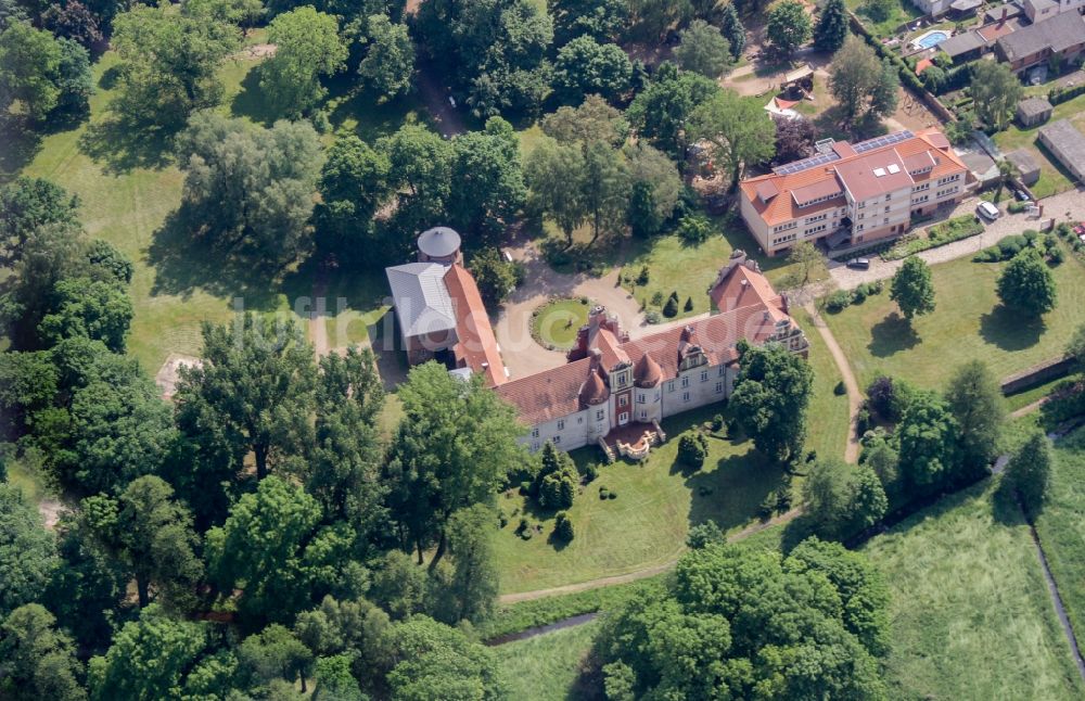 Meyenburg von oben - Gebäudekomplex im Schloßpark von Schloß Meyenburg in Meyenburg im Bundesland Brandenburg, Deutschland