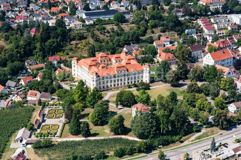 Luftaufnahme Tettnang - Gebäudekomplex im Schloßpark von Schloß Neues Schloss Tettnang in Tettnang im Bundesland Baden-Württemberg, Deutschland