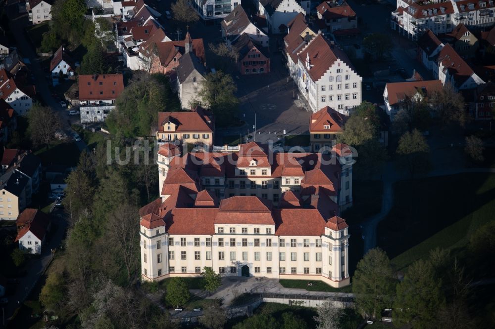 Luftaufnahme Tettnang - Gebäudekomplex im Schloßpark von Schloß Neues Schloss Tettnang in Tettnang im Bundesland Baden-Württemberg, Deutschland