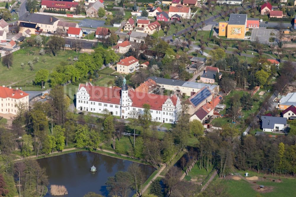 Großenhain von oben - Gebäudekomplex im Schloßpark von Schloss und Palais Zabeltitz in Großenhain im Bundesland Sachsen