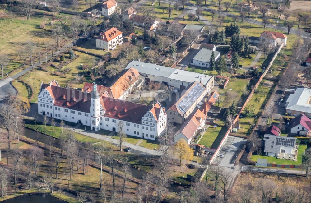 Großenhain von oben - Gebäudekomplex im Schloßpark von Schloss und Palais Zabeltitz in Großenhain im Bundesland Sachsen