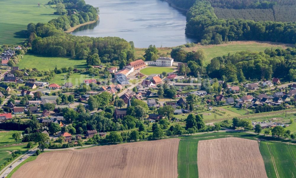 Passow aus der Vogelperspektive: Gebäudekomplex im Schloßpark von Schloß Passow in Passow im Bundesland Mecklenburg-Vorpommern, Deutschland