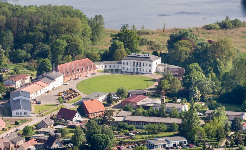 Luftbild Passow - Gebäudekomplex im Schloßpark von Schloß Passow in Passow im Bundesland Mecklenburg-Vorpommern, Deutschland