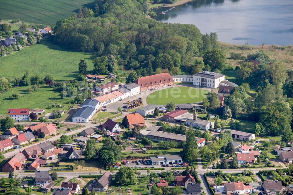 Passow von oben - Gebäudekomplex im Schloßpark von Schloß Passow in Passow im Bundesland Mecklenburg-Vorpommern, Deutschland