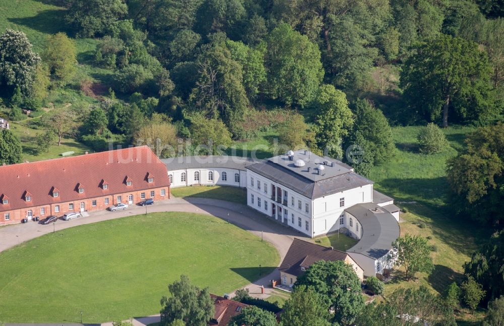 Passow aus der Vogelperspektive: Gebäudekomplex im Schloßpark von Schloß Passow in Passow im Bundesland Mecklenburg-Vorpommern, Deutschland